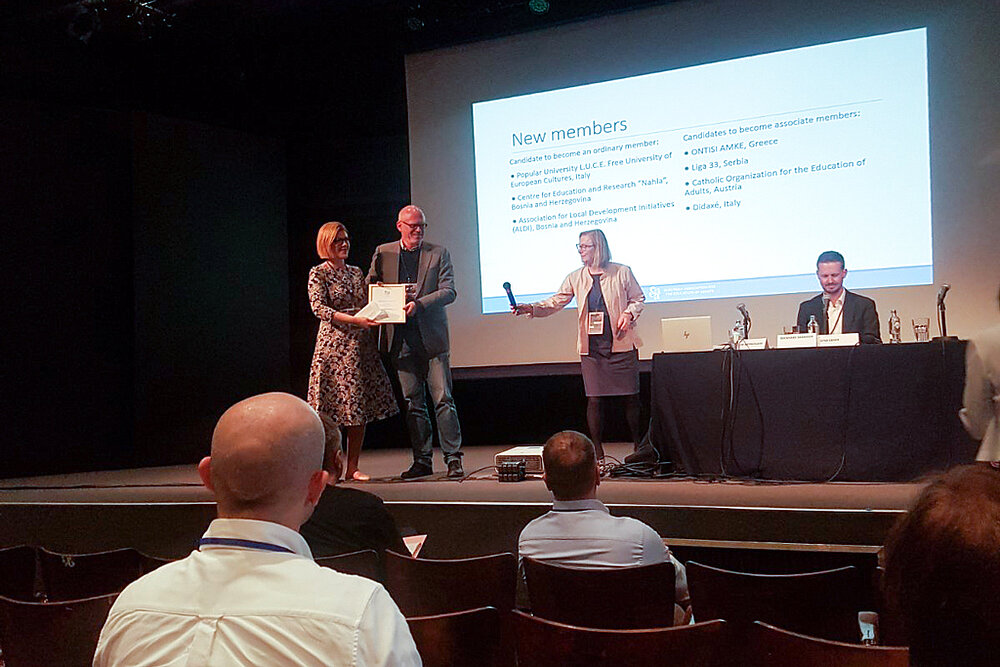 Elvira Leka, direktorica NAHLE prilikom preuzimanja članske plakete od Uwea Gartenschlaegera, predsjednika EAEA